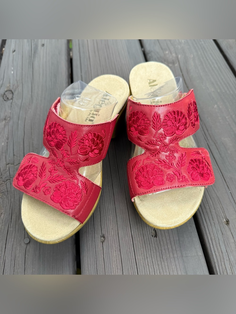 EU 36 / US 6 Alegria Linn Womens Embroidered Leather Wedge Sandals Red LIN-645N